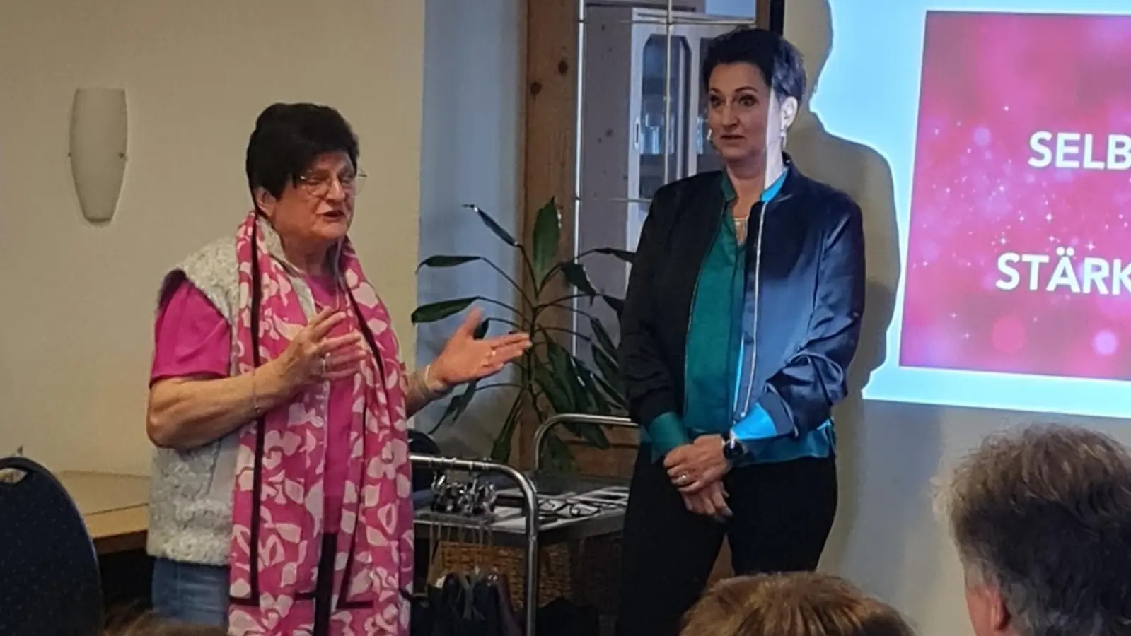 Gerlinde Lohrer vom Vorstandsteam des Frauenbundes begrüßt die Stil-Expertin Frau Tanja Ficht aus Nabburg. (Bild: Anke Spandau)