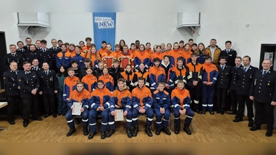 Teilnehmer und Führungskräfte am Wissenstest im KBM Bereich 3/2 in der Störnsteiner Kulturscheune  (Bild: Kevin Hammer)