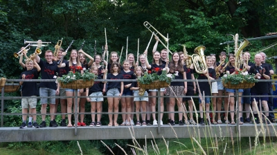 Das Nachwuchsorchester der Blasmusik Gebenbach vor der Vilsquelle in Kleinschönbrunn. Am benachbarten Hüthäusl gaben die jungen Musiker ein beeindruckendes Konzert. (Bild: Johannes Gottschalk)