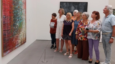 Die Teilnehmerinnen und Teilnehmer der Bildungsreise mit KVT-Vorsitzender Petra Schicker (3 v. li.) interessierten sich vor allem für die Werke des berühmten Künstlers Gerhard Richter.  (Bild: Charlotte Baumer)