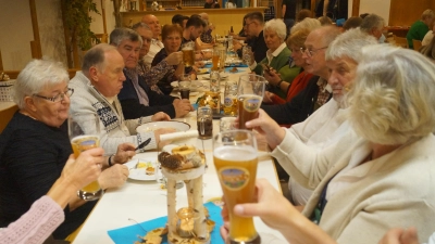 Der Bezirksvorsitzende Horst Embacher reiste gerne mit einer Abordnung nach Weihern - zum Herbstfest`l. (Bild: Hans Schlosser)