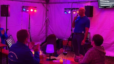 Florian Schmidt überzeugt beim Karaoke mit „The Gambler”. (Bild: Andreas Heinz )