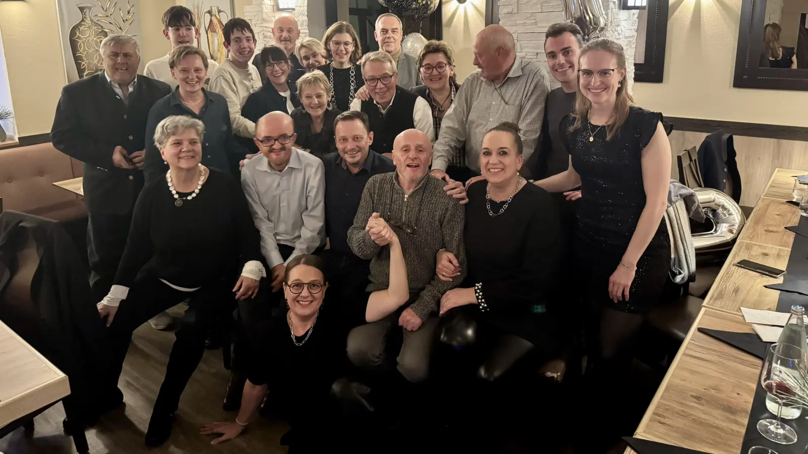 Freudige Geburtstagsfeier für Pierluigi und Lorenzo Tordini aus Macerata. (Bild: Philip Franz)