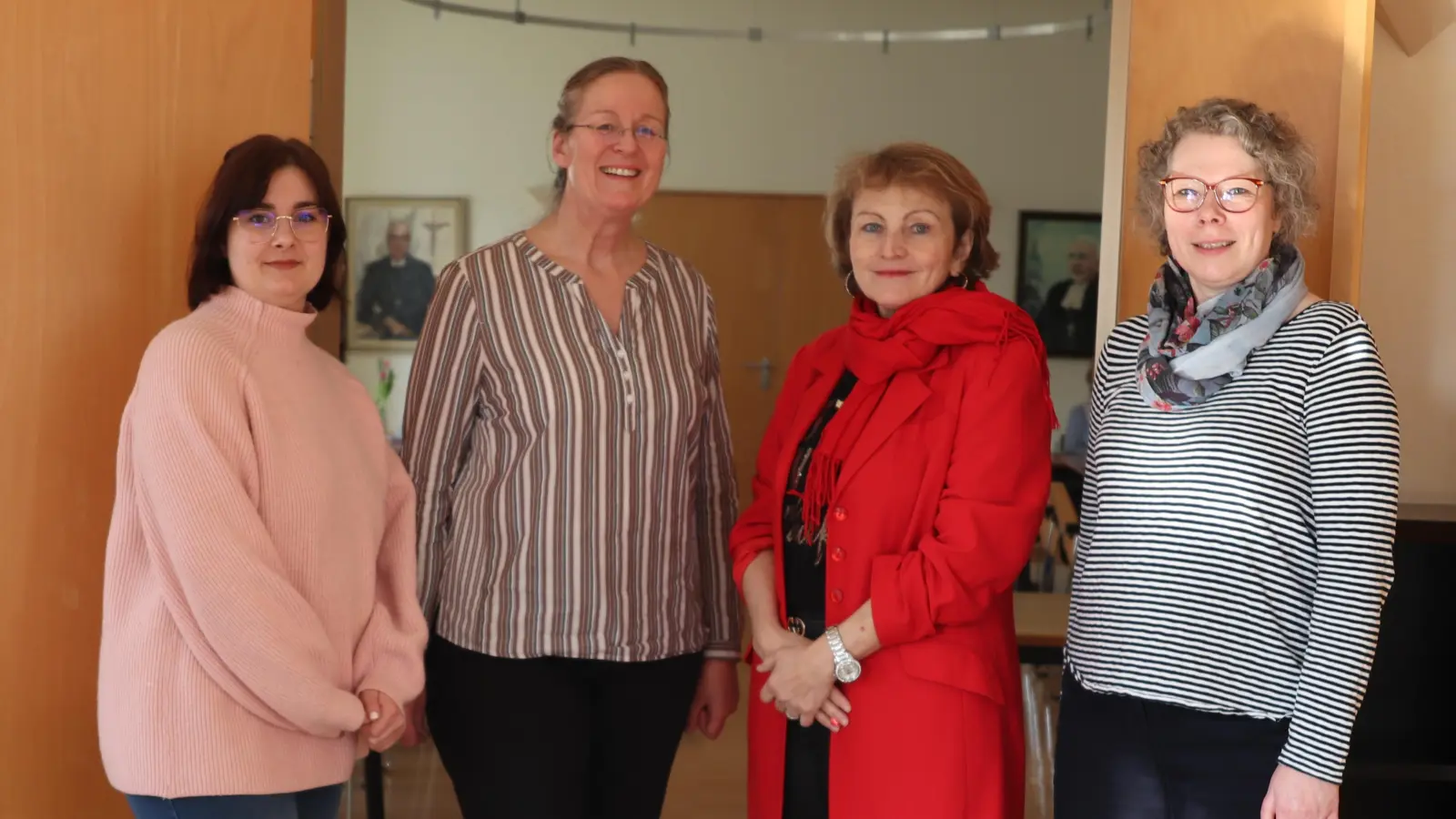 Ein üppiges Frühstück und einen spannenden Vortrag boten die Dekanatsfrauenbeauftragten Christina Naumann (linkss), Corinna Groth (2. von links) und Johanna Groh (rechts) zusammen mit Referentin Christa Schwab (2. von rechts) den Frauen. (Bild: Corinna Groth)