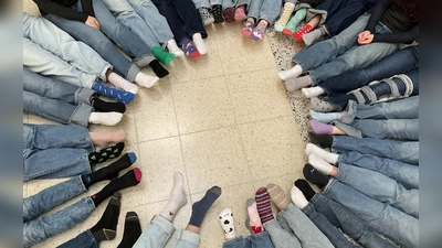 Schülerinnen und Schüler tragen zwei unterschiedliche Socken anlässlich des Welt-Down-Syndrom-Tags (Bild: Bianca Regner-Hofmann)