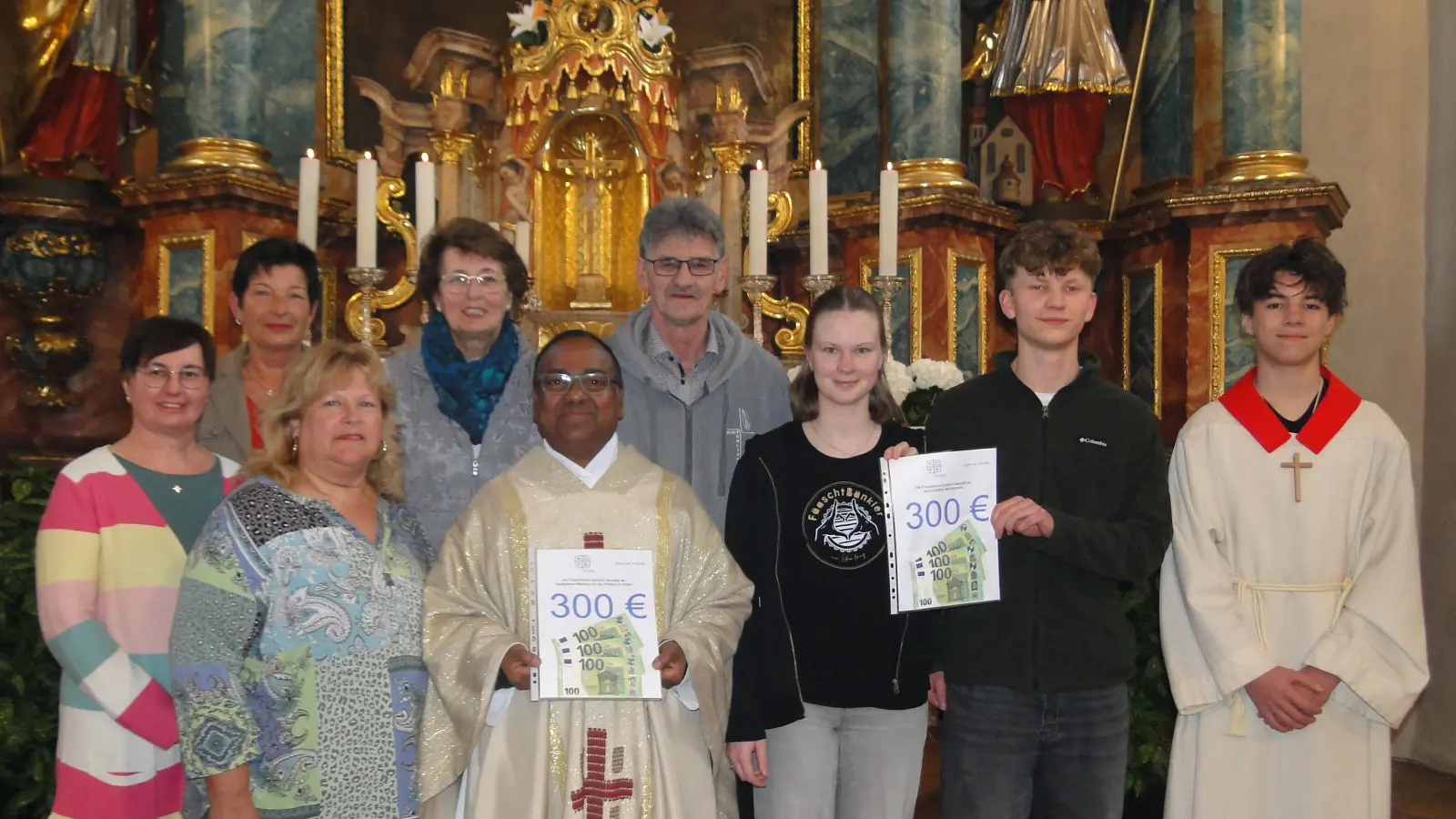 Hinten v.L.: Maria Hefner, Christa Münster, Werner Rieger. Vorne v.L.: Regina Leonhard, Brenda Wild, Stadtpfarrer Madanu, Susanne Ratzke, Simon Schärtl, Sebatian Erras. (Bild: Monika Meinerz)