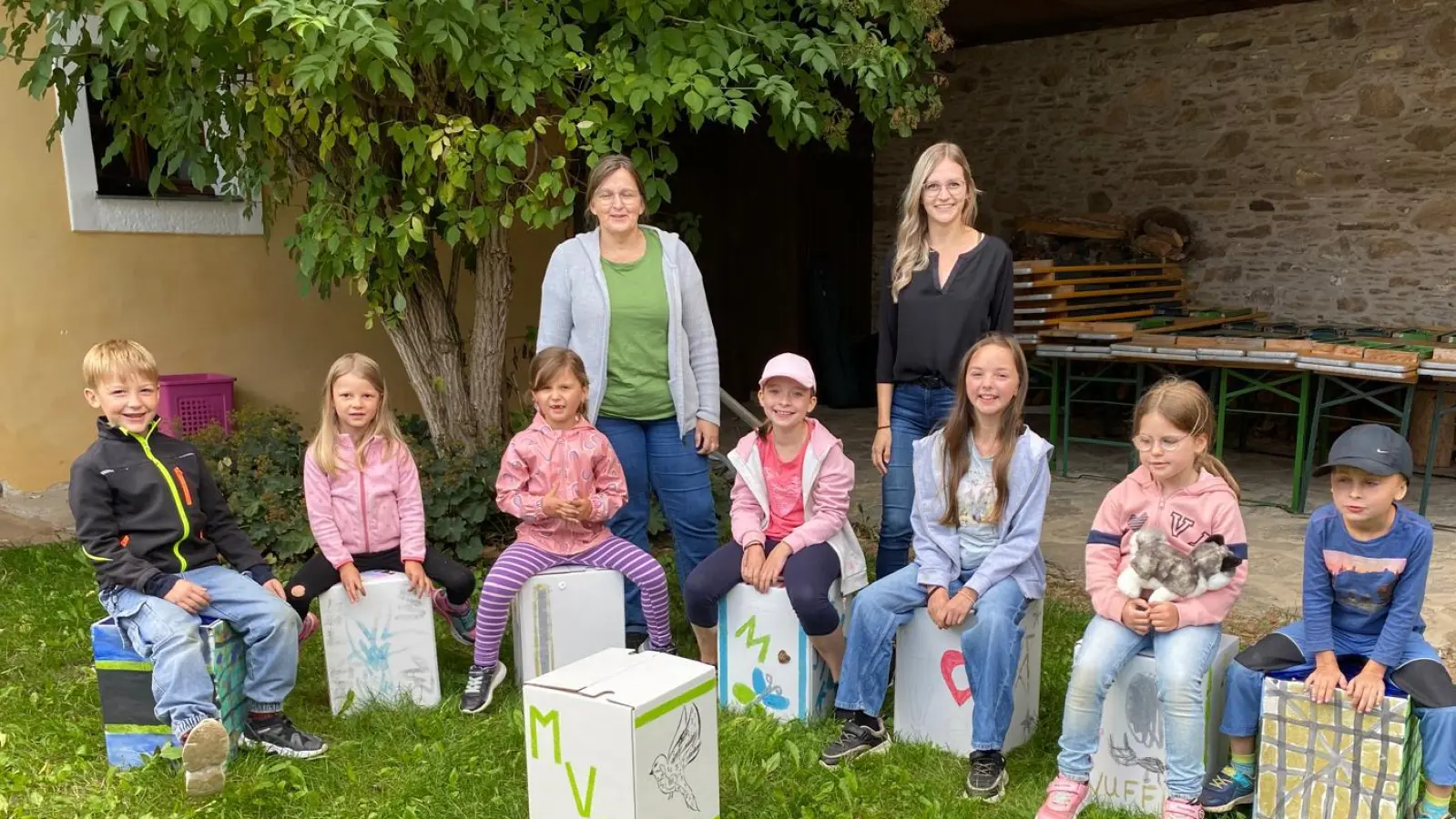 Abschlussbild mit den angefertigten Sitztrommeln. (Bild: Annika Eckstein)