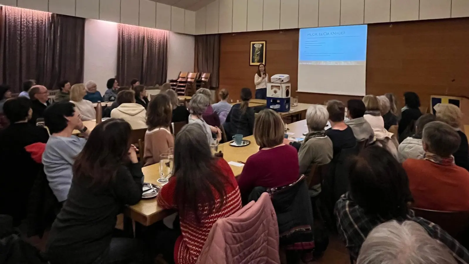 50 Gäste verfolgten aufmerksam den überaus interessanten Ernährungsvortrag von Frau MUDr. Lucia Knauer im ASV Sportheim. (Bild: Juan R. Vilas)