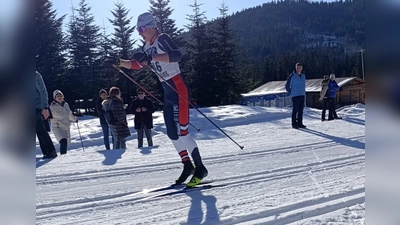 Niklas Blaschke vom SC Monte Kaolino Hirschau sicherte sich den Titel des Regionalmeisters im Skilanglauf in der Klasse U18m. (Bild: Christian Lingl)