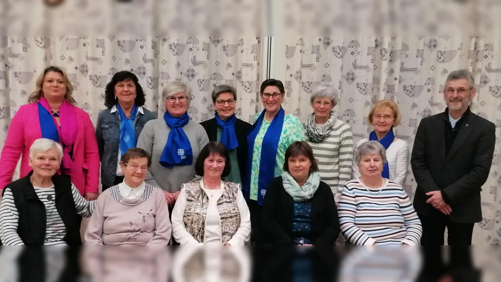 Die Geehrten mit dem Vorstandsteam: von links sitzend: Ingrid Hackel, Maria Bartmann, Ehrenmitglied Rosalinde Meier, Sabine Weiß, Gerlinde Frauendorfer, von links stehen: 2. Diözesanvorsitzende Kerstin Aufschneider, Erna Märkl, Maria Kraus, Luzia Stingl, Inge Daller, Isolde Reindl , Anneliese Pilarski, geistl. Beirat Pfarrer Helmut Brügel. (Bild: Anita Hartmann)