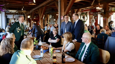 Staatsminister Albert Füracker begrüßte zusammen mit Bürgermeisterkandidat Adrian Käß viele Ehrenamtliche zum Heimatempfang. (Bild: Lena Gralla)