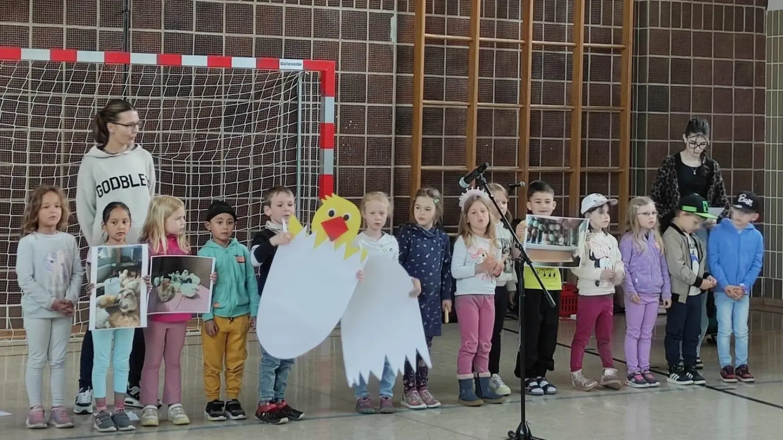 Die Kinder der Gottfried-Sperl-Kindertagesstätte erzählen singend über die schlüpfenden Küken aus ihrem Hühner-Projekt. (Bild: Simone Friedl)