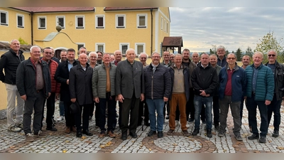 Georg Obermeier inmitten seiner Sängerkameraden vom Bergchor. (vorne Mitte) Mit einem Ständchen überraschten sie den Jubilar zum 85sten. (Bild: Manfred Bäumler)