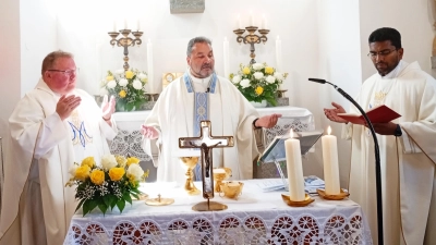 Pfarrer Sven Grillmeier, Pfarrer Thomas Strunz und Pater Josef zelebrierten den feierlichen Gottesdienst in der Kapelle Maria Königin. (Bild: Oswald Zintl)