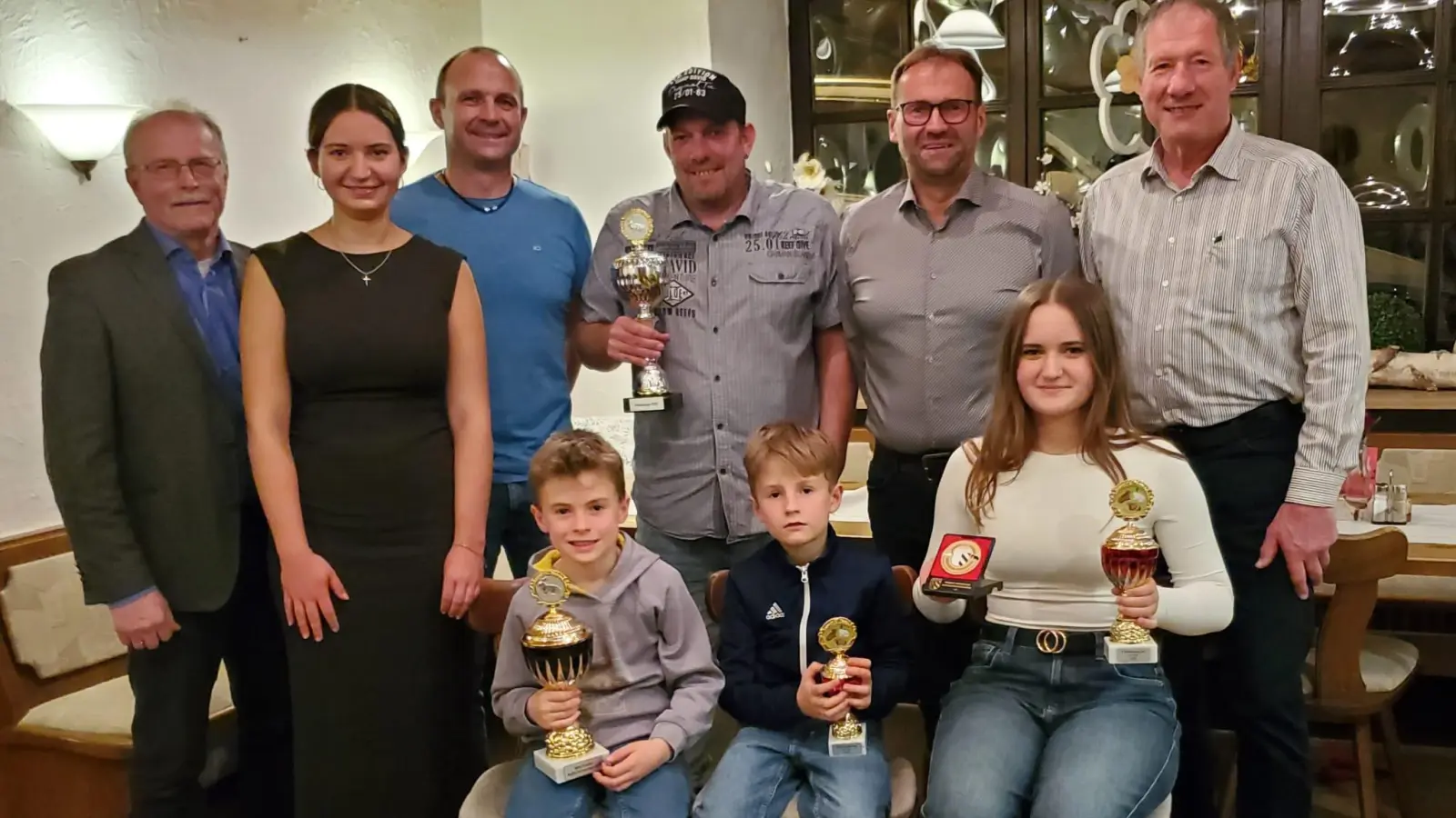 Vereinsmeister und Preisträger zusammen Vorsitzendem Reinhard Wurm (rechts) bei der Preisverleihung anlässlich des Züchterabends im Gasthof Schiml in Konnersreuth  (Bild: Andrea Zandt)