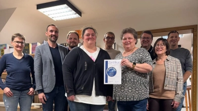 Gold für die Gemeinde- und Pfarrbücherei Moosbach: Büchereileiterin Claudia Landgraf, stellvertretende Leiterin Kerstin Bodensteiner, Pfarrer Udo Klösel, Bürgermeister Armin Bulenda sowie Mitglieder des Büchereikuratoriums und des Büchereiteams freuen sich über die erneute Auszeichnung mit dem Büchereisiegel des Sankt Michaelsbundes in Gold für die Jahre 2026/2027. (Bild: Stefan Rappl)