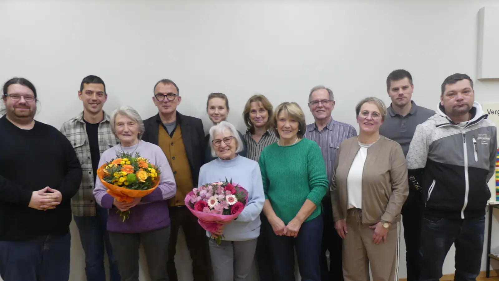 Sie sind, beziehungsweise waren, Funktionsträger der Kolpingfamilie: 2. Reihe von links Patrick Fichtl, Jürgen Grundl-Dötsch, Stefanie Moschek, Herbert Körper; erste Reihe von links: Pater Johannes Bosco, Irmgard Götz, Elisabeth Bernhard, Adelinde Wittmann, Monika Diertl, Richard Landgraf. (Bild: Walther Hermann)
