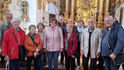 KAB-Vorsitzender Manfred Baldauf (2.v.l.) bedankt sich bei Franz Meier (links), der viel Wissenswertes über die Schulkirche erzählen konnte (Bild: Hildegard Zimmer-Sperl)