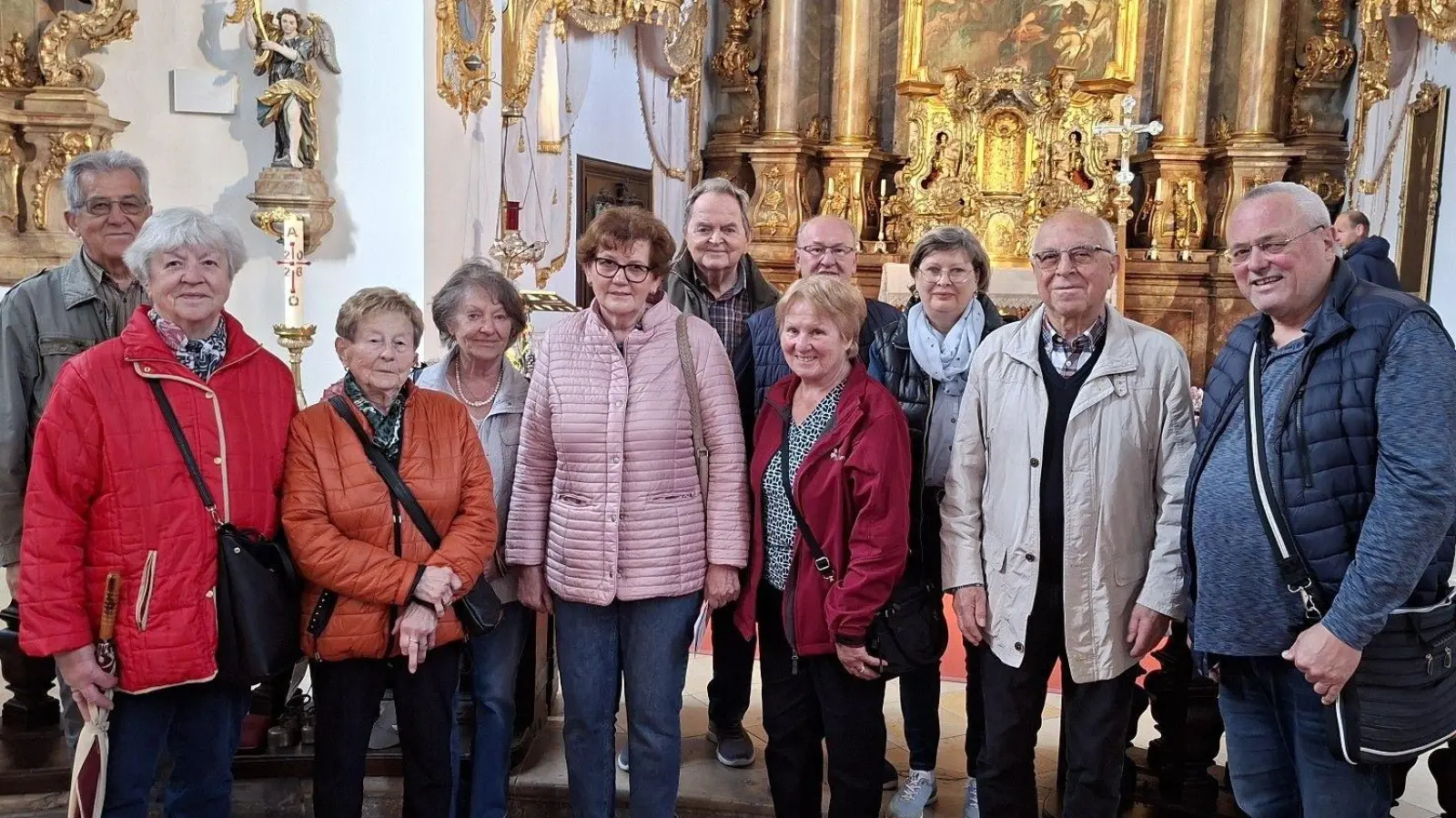 KAB-Vorsitzender Manfred Baldauf (2.v.l.) bedankt sich bei Franz Meier (links), der viel Wissenswertes über die Schulkirche erzählen konnte (Bild: Hildegard Zimmer-Sperl)