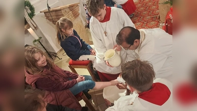Am Gründonnerstag führte Pater Anish George die traditionelle Fußwaschung durch. (Bild: Josef Söllner)