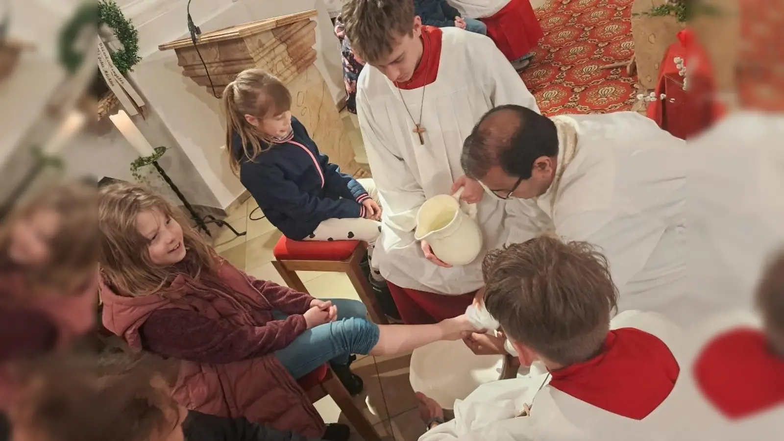Am Gründonnerstag führte Pater Anish George die traditionelle Fußwaschung durch. (Bild: Josef Söllner)
