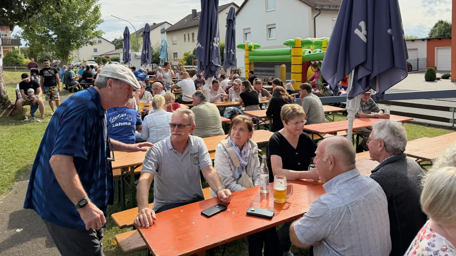 Am Spätnachmittag füllten sich die Bänke beim Siedlerfest am 'Waldthurner Spielplatz Hofzeil. Die Siedlergemeinschaft Waldthurn feierte 60. Geburtstag. (Bild: Franz Völkl)