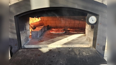 Die Holzofenpizzen waren das Highlight bei der italienischen Nacht in Etsdorf. (Bild: Sandra Preitschaft)