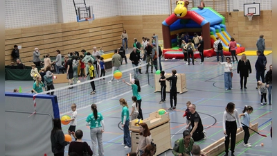 Gut 200 Kinder tobten sich beim 2. DJK-Indoor-Kinderfest in der Gymnasiumturnhalle an den verschiedenen Stationen aus. Stefan Merkl und seine Helfer hatten das Fest wieder hervorragend organisiert. (Bild: Hans Prem)