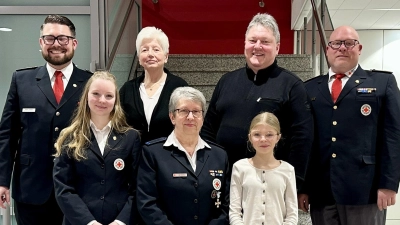 Die anwesenden Jubilare der Bereitschaft Erbendorf im BRK Simone Schultes (10 Dienstjahre), Annemarie Gallersdörfer (5 Dienstjahre), Iris Schade (50 Dienstjahre), Bernhard Schmidt (25 Dienstjahre) und Nina Stahl (10 Dienstjahre) [von links| mit Kreisbereitschaftsleiter Christian Stahl [rechts] und Bereitschaftsleiter Sven Lehner [links]. (Bild: Michael Schade)