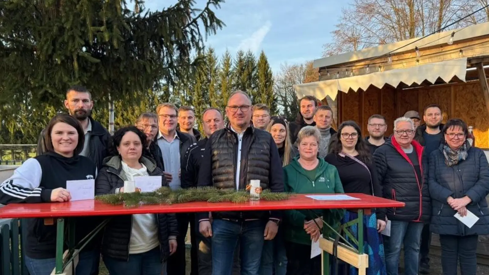 Alle am Gaudiwurm beteiligten Vereine bekamen einen Unkostenbeitrag und je 400 Euro gingen an die Jugendabteilung des VfB und den Kinderchor Pfiffikusbande. Bürgermeister Richard Kammerer und Kartellvorsitzender (Vorne 2. v. rechts) übergab die Spenden. (Bild: Ulrike Kammerer)