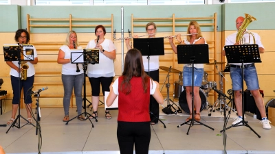 Die Erwachsenenbläserklasse mit ihrer Dirigentin Annika Höfler. Bürgermeister Anton Peter fehlt am Saxophon. (Bild: Alfred Geitner)