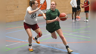 Hier messen sich Kathi Anderle (links) und Franzi Schulz noch beim Weihnachtszocken der DJK im Duell Eins gegen eins. Gegen Neustadt/Aisch werden sie gemeinsam die Verteidigung durcheinanderwirbeln. (Bild: Tobias Schwarzmeier)