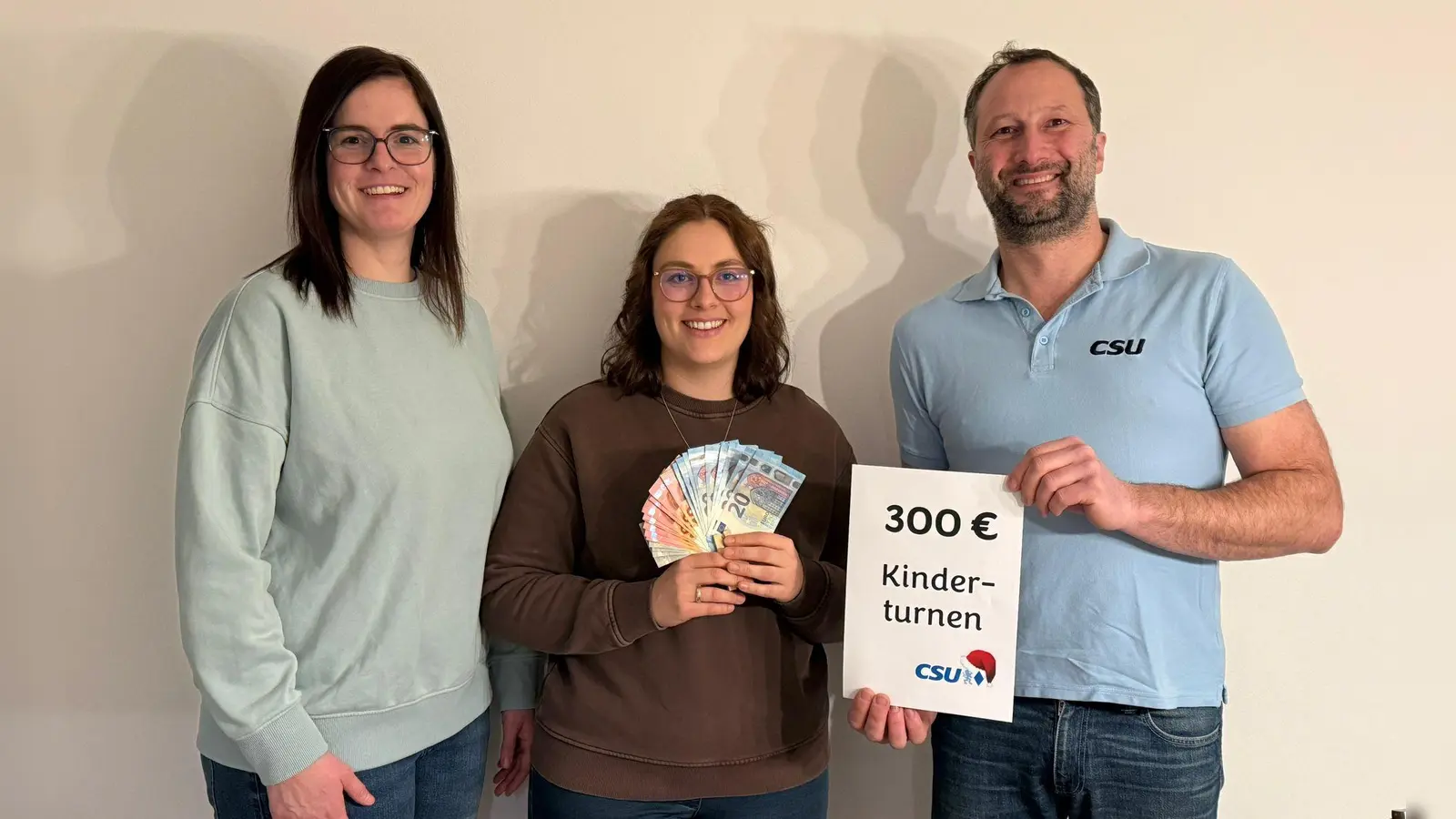 Spendenübergabe der CSU Schwarzenbach an Alexandra Hermey (Bildmitte) für das Kinderturnen Schwarzenbach (Bild: Andreas Kick)