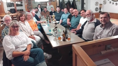 Alle teilnehmenden Stadträte mit BGM Stefan Frank, dem Sportleiter der ZSG Armin Strobel und Werner Fischer mit seiner Frau Monika. (Bild: Reinhold Brandl)