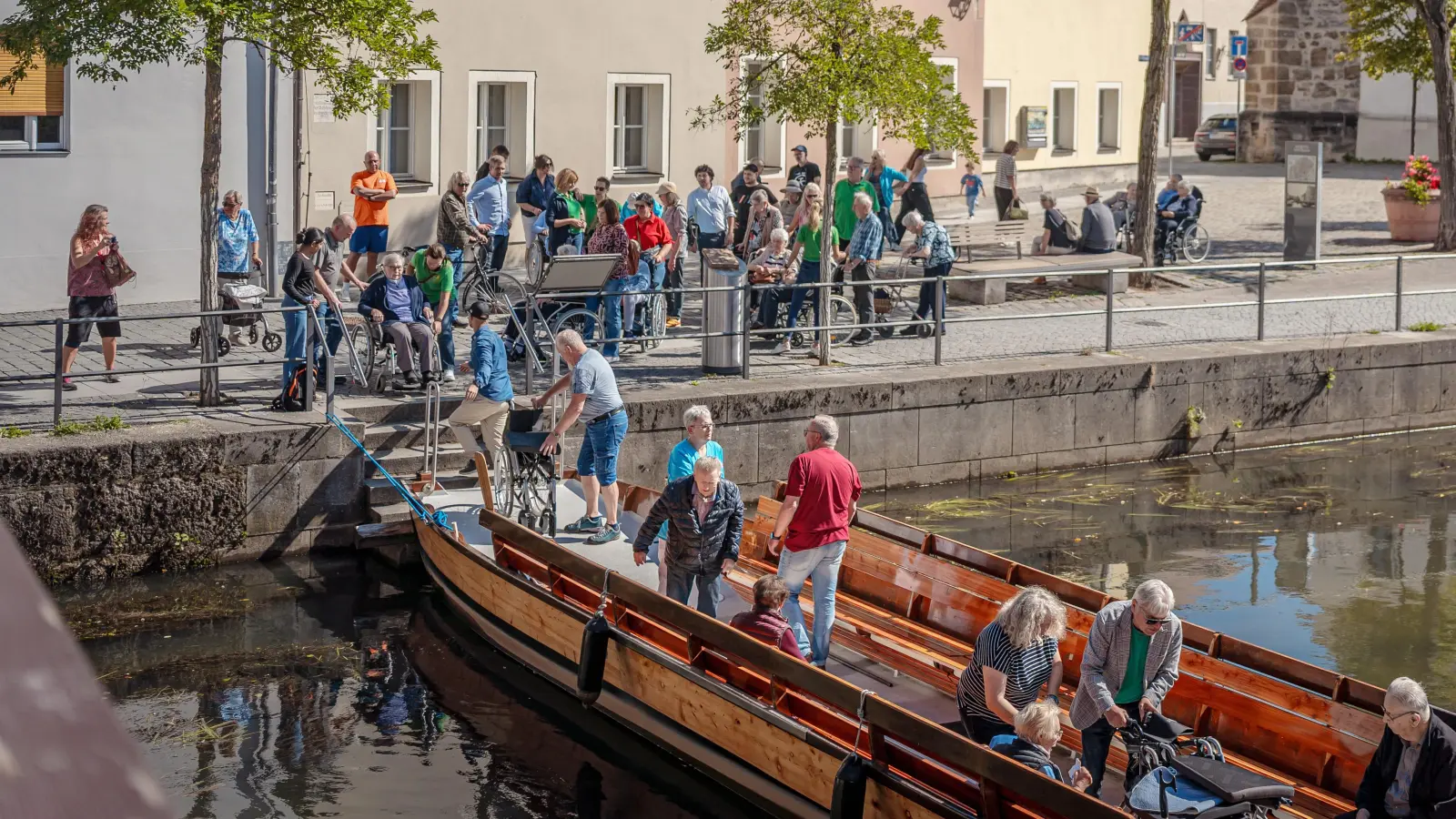 Die Freiwilligenagentur „Engagiert in Amberg“ und Round Table 69 Amberg organisierten für die Bewohnerinnen und Bewohner des Caritas-Marienheims Plättenfahrten. (Foto: Michael Golinski)
