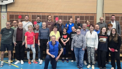 Abschlussfoto eines gelungenen inklusiven Tischtennis-Turniers: Mitarbeitende der Jura-Werkstätten spielten gemeinsam mit dem Rotary Club Amberg und tschechischen Austauschschülern. (Bild: Christian Schafbauer)
