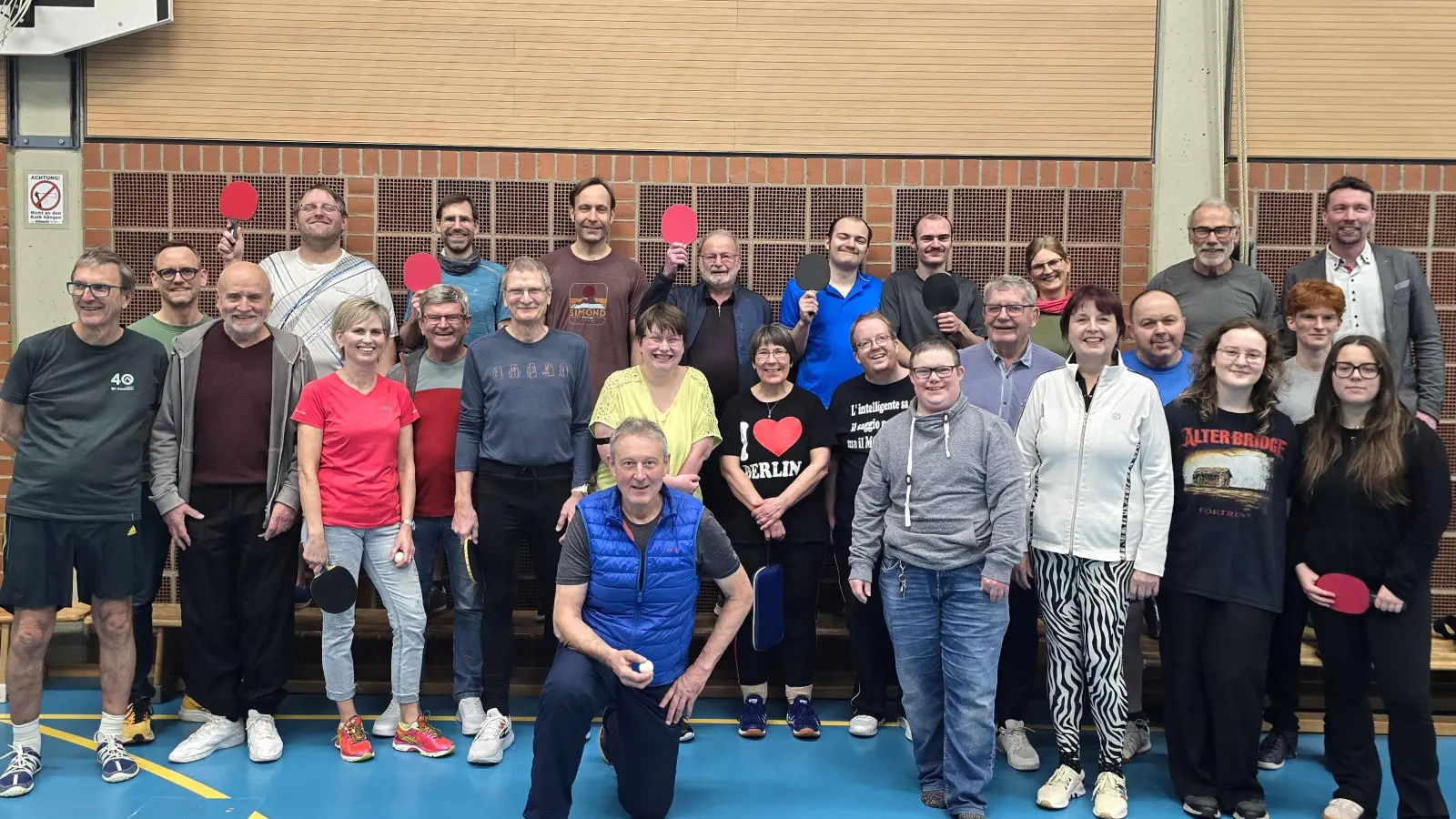 Abschlussfoto eines gelungenen inklusiven Tischtennis-Turniers: Mitarbeitende der Jura-Werkstätten spielten gemeinsam mit dem Rotary Club Amberg und tschechischen Austauschschülern. (Bild: Christian Schafbauer)