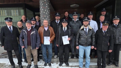 Die neu gewählten Vorstandsmitglieder dankten den langjährigen Mitgliedern für die Treue.  (Bild: Mathias Karl)