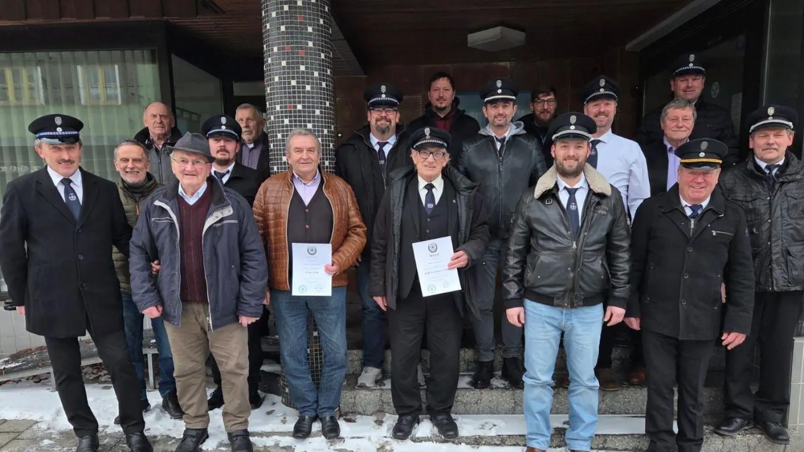 Die neu gewählten Vorstandsmitglieder dankten den langjährigen Mitgliedern für die Treue.  (Bild: Mathias Karl)