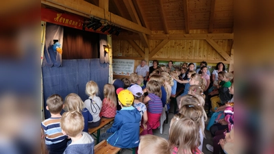 Voll Spannung sind die Kinder im Pavillon des Kreislehrgartens, wenn Rabe Pepino aufruft, ob sie alle da sind um es Kasperl sagen zu können. (Archivbild: Fred Lehner)