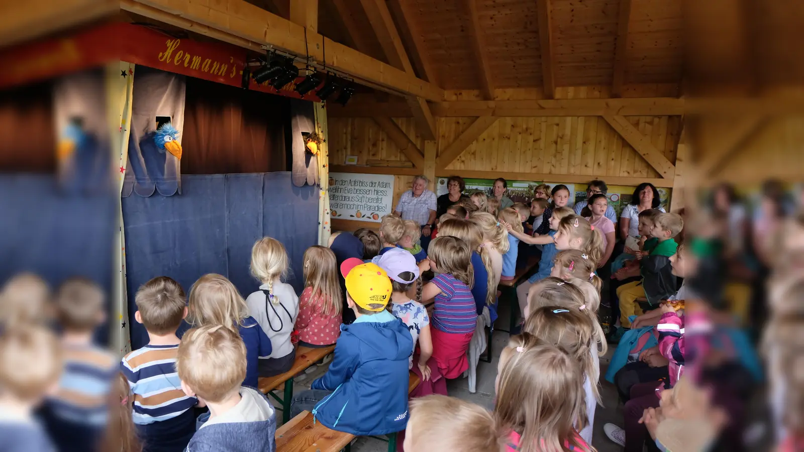 Voll Spannung sind die Kinder im Pavillon des Kreislehrgartens, wenn Rabe Pepino aufruft, ob sie alle da sind um es Kasperl sagen zu können. (Archivbild: Fred Lehner)