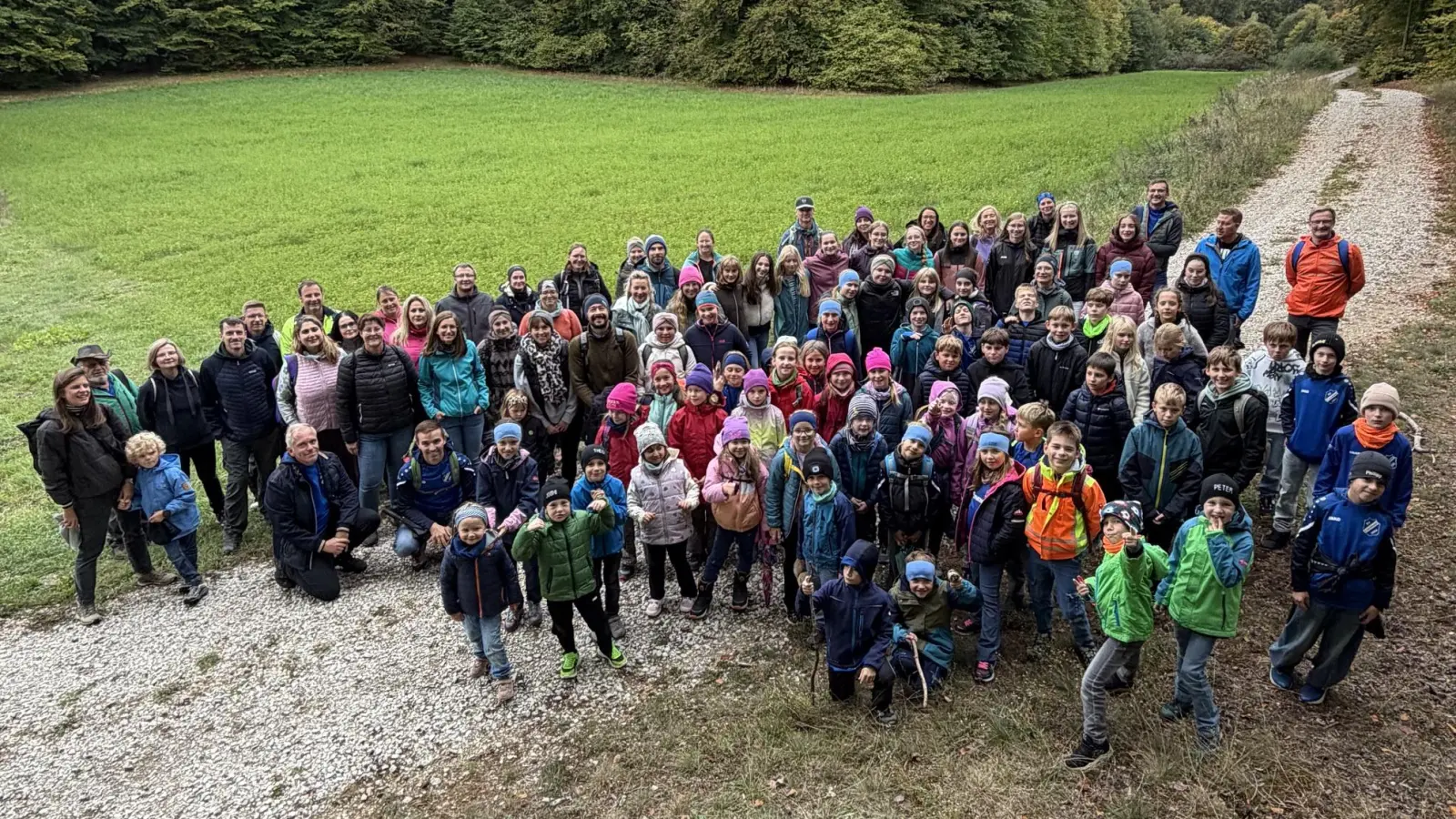Die Teilnehmer/-innen der Abschlusswanderung auf dem Weg nach Högen. (Bild: Stephanie Fuchs)