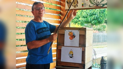 Imker Franz Scharf erklärte den Kindern das Leben der Honigbienen. (Bild: Franz Ziegelmeier)