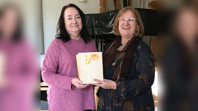 Sprecherin Irene Schmidt mit der Referentin  (Bild: Rita König )