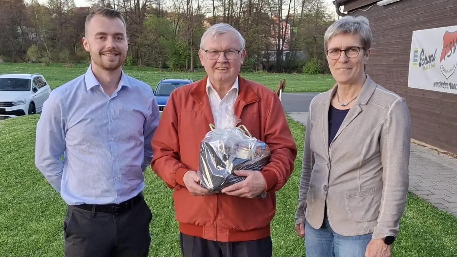 v.l.n.r: neuer erster Vorsitzender Tristan Hagspiel, ehemaliger Vorsitzender Reinhard Naber, erste Bürgermeisterin Marion Höcht. (Bild: Matthias Reul)