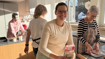 Die fleißigen Gärtnerinnen beim Kochen und Backen. (Bild: Nadine Meier)