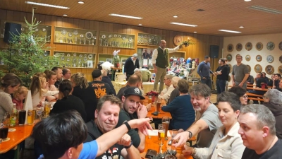 Traditionell wurde zu Beginn das Ehrenastl versteigert (Bild: Andreas Birner)