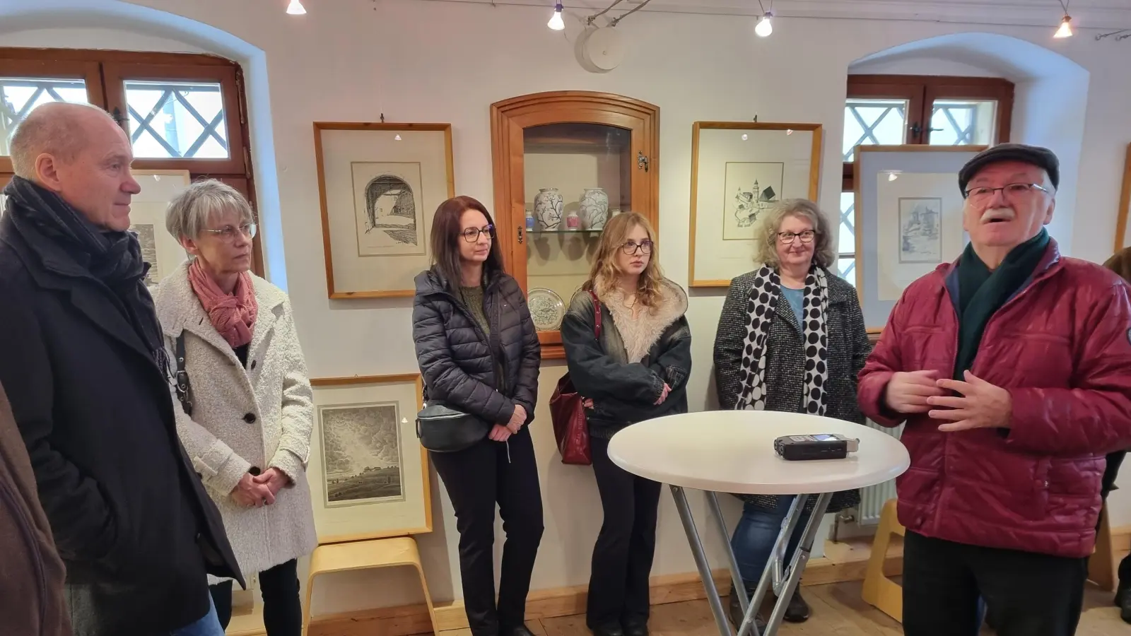 Am Wochenende hat der HAK eine neue Sonderausstellung eröffnet. Gezeigt werden über 30 Werke von Gottlieb Scharff. Rainer Sollfrank (rechts) sprach ein paar Einleitende Worte. Mit dabei waren auch Klaus Zuleeg, Enkel von Gottlieb Scharff, mit Ehefrau Elke (von links) und Susanne Scharff (Enkelin des Künstlers, Zweite von rechts). (Bild: Katrin Pasieka-Zapf)