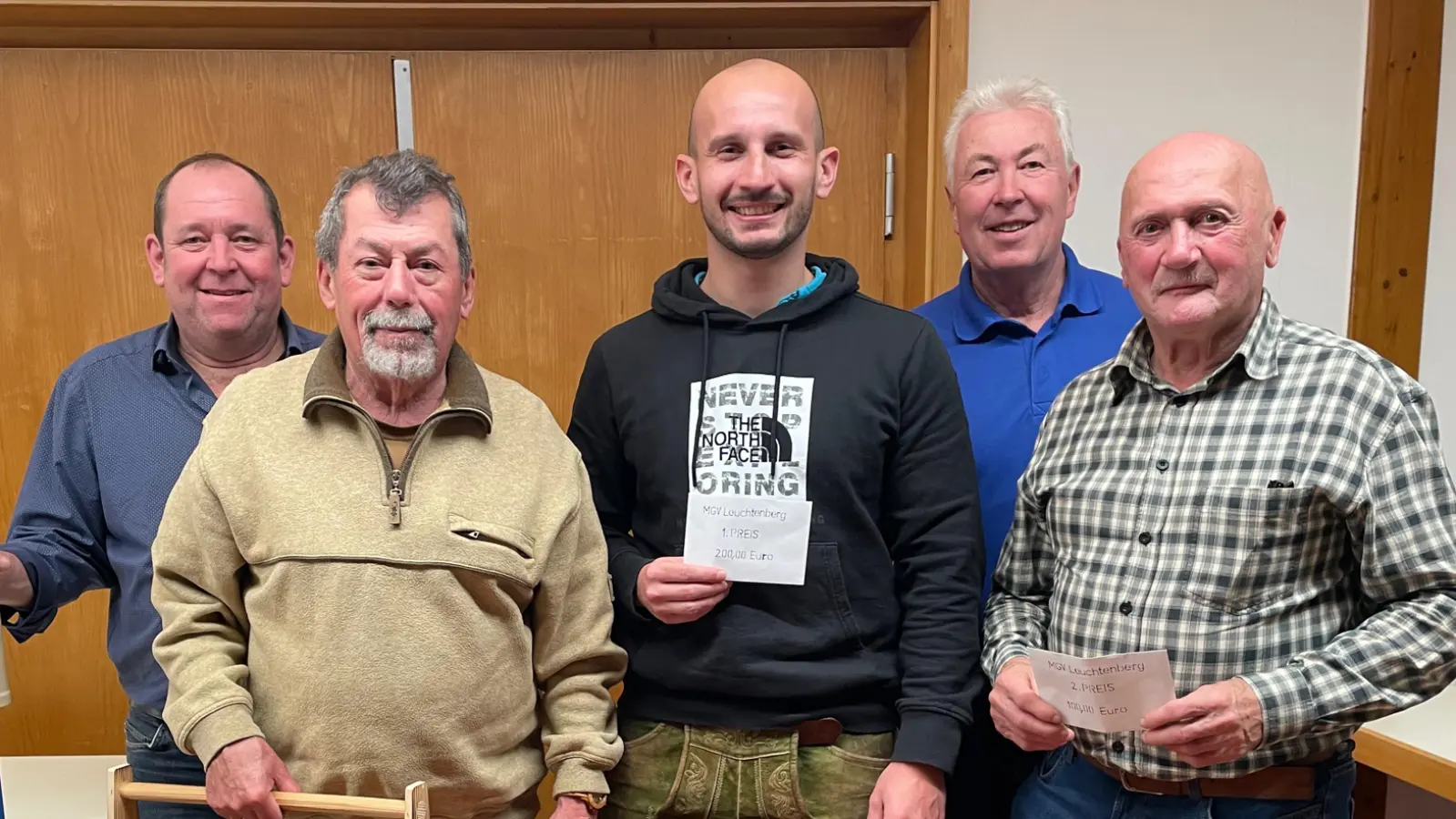 : Vorsitzender des MGV Josef Varnhold (Zweiter von rechts) überreicht die Preise an die besten Spieler: Max Grünauer, Felix Bruckner, Norbert Deubzer und Michael Bodensteiner (von rechts)  (Bild: Anton Kappl)