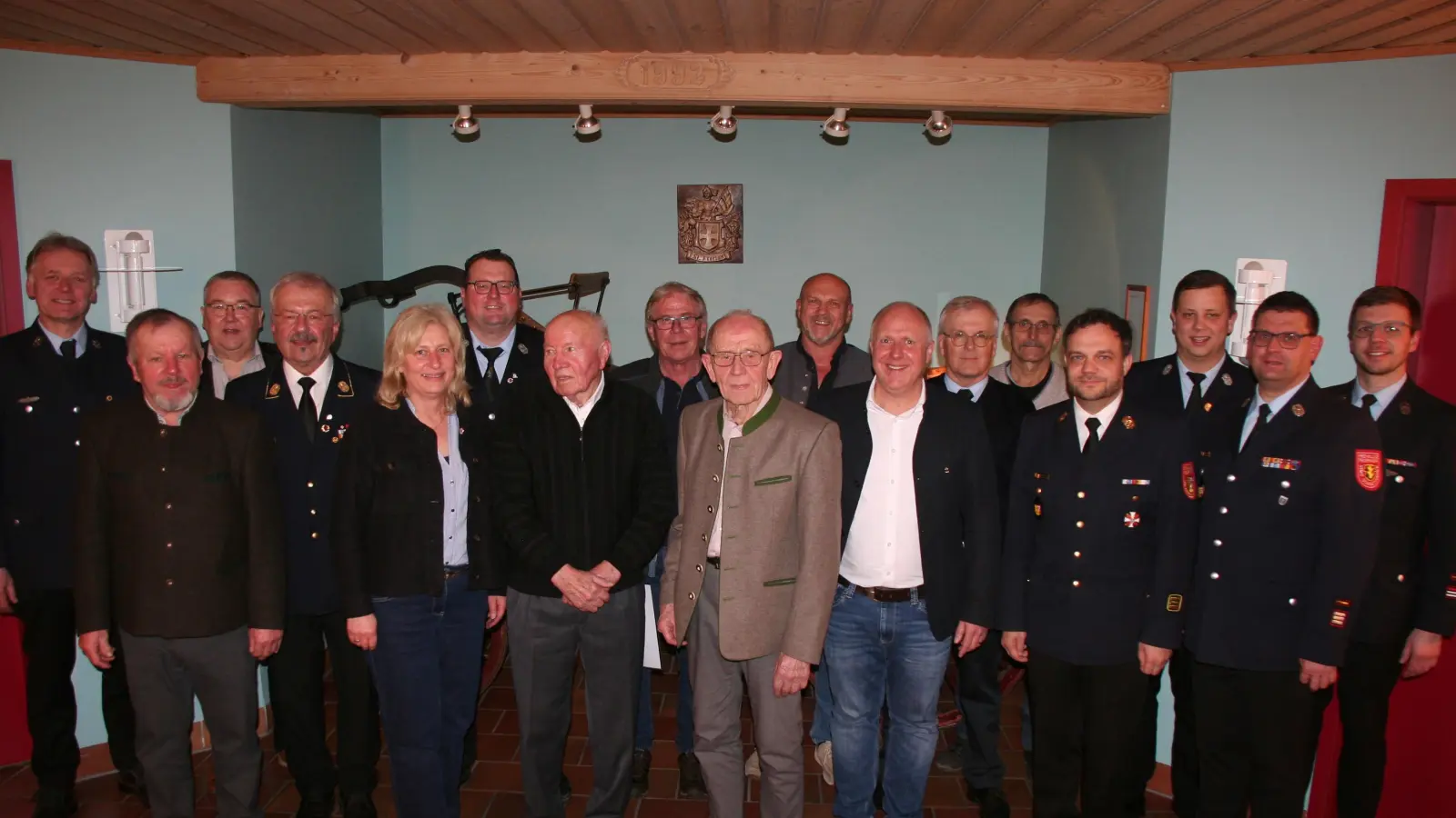 Für langjährige Mitgliedschaft wurden geehrt v. l. 2. Vorsitzender Markus Nagler, Karl Hottner, Sepp Reindl, Alfred Weiß, Elisabeth Kraus, Michael Ott, Georg Kellner, Claus Eichenmüller, Alfons Nagler, Hans Hofmeister, Bürgermeister Marcus Eichenmüller, Manfred Stache, Alboin Jack mit Kreisbrandinspektor Michael Iberer und den Kommandanten Lucas Reindl, Michael Werner (zugleich Vorsitzender) und Michael Hottner.  (Bild: Ulrich Reindl)